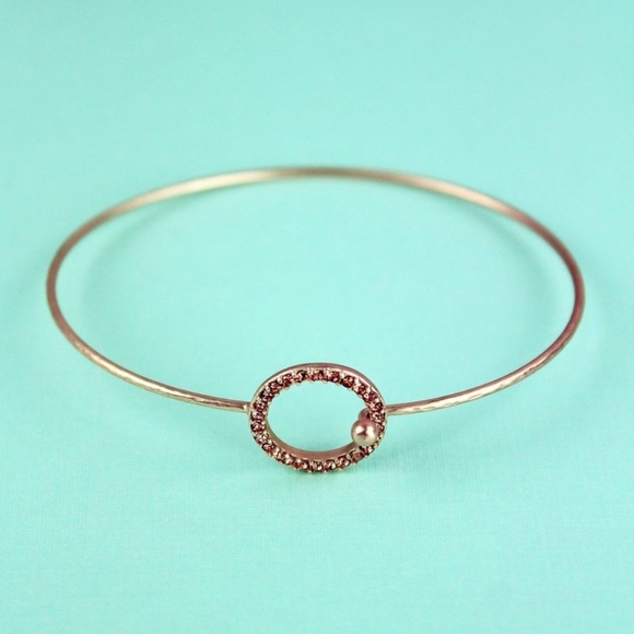 2/$12- ROSE CRYSTAL CIRCLE ROSE GOLDTONE BANGLE - Picture 1 of 1